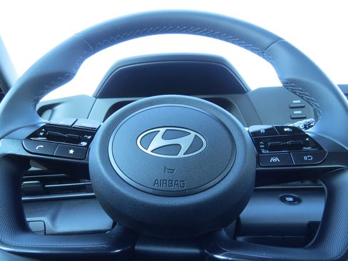 Used 2025 Hyundai Elantra Sport image 16