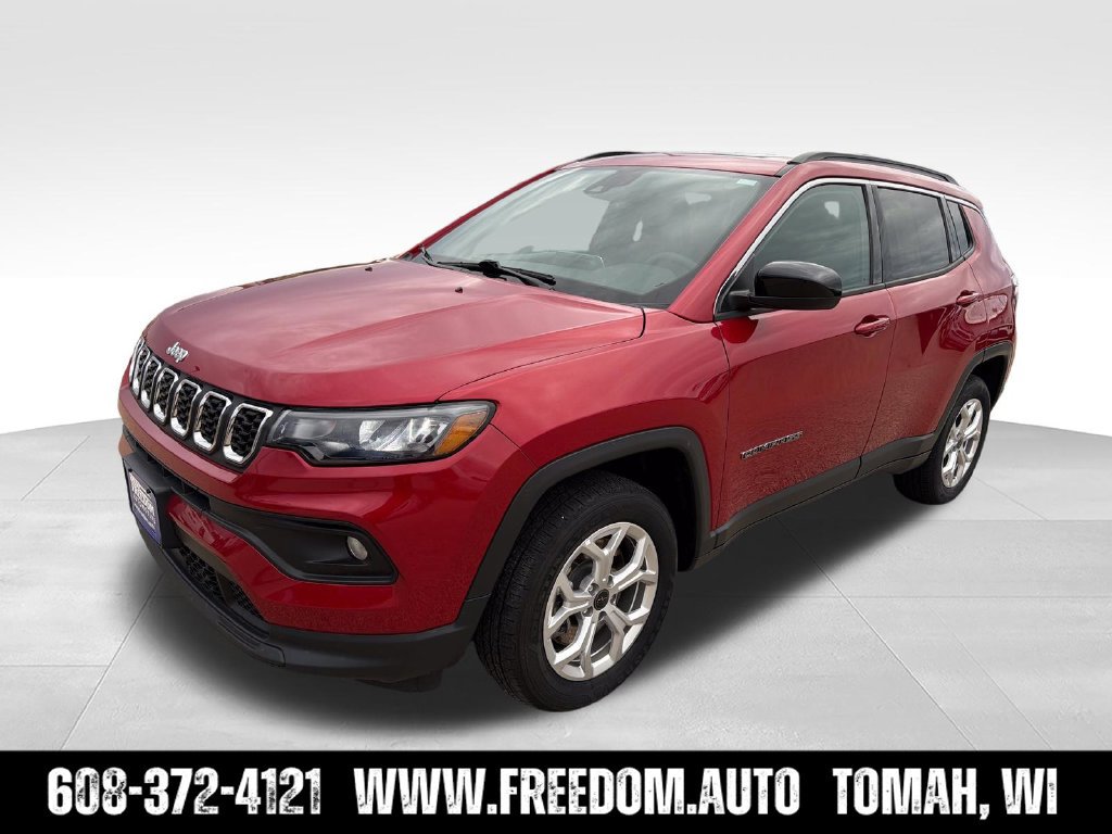 Used 2025 Jeep Compass Latitude w/ Sun & Sound Group AWD/4WD image 2