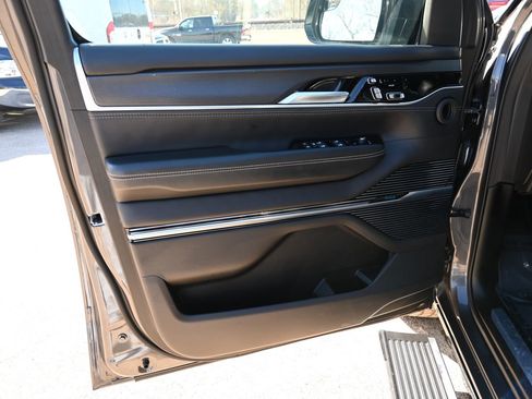 Used 2024 Jeep Grand Wagoneer L Series II AWD/4WD image 8