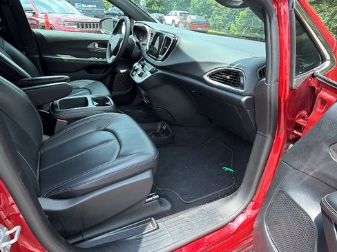 Used 2025 Chrysler Pacifica Select FWD image 19