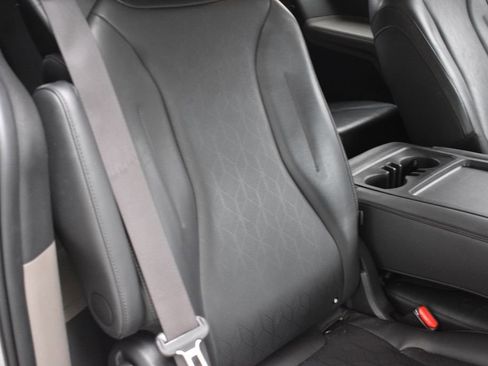 Used 2025 Kia Carnival FWD image 26