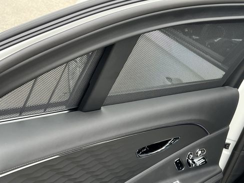 Used 2025 Bentley Flying Spur Plug-In Hybrid image 48