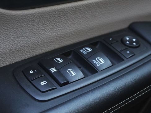 Used 2023 Chrysler Pacifica Touring-L FWD image 26