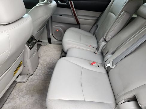 Used 2010 Toyota Highlander Limited AWD/4WD image 32