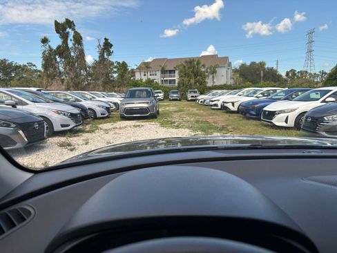 Used 2025 Kia Soul LX w/ LX Technology Package FWD image 33