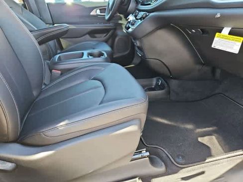 New 2026 Chrysler Pacifica Select FWD image 21