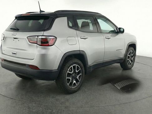 Used 2025 Jeep Compass Trailhawk AWD/4WD image 9
