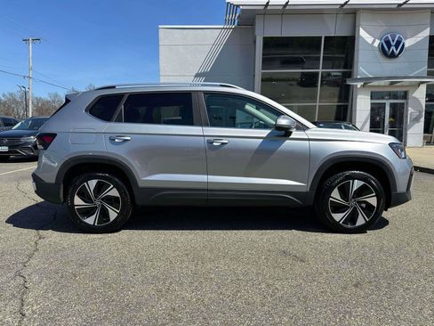 Used 2025 Volkswagen Taos SE w/ Panoramic Sunroof Package AWD/4WD image 5