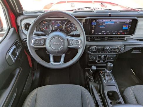 Used 2025 Jeep Wrangler Unlimited Sahara AWD/4WD image 16