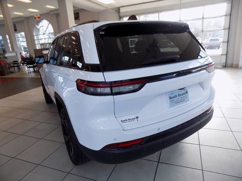 Certified 2023 Jeep Grand Cherokee Altitude image 5