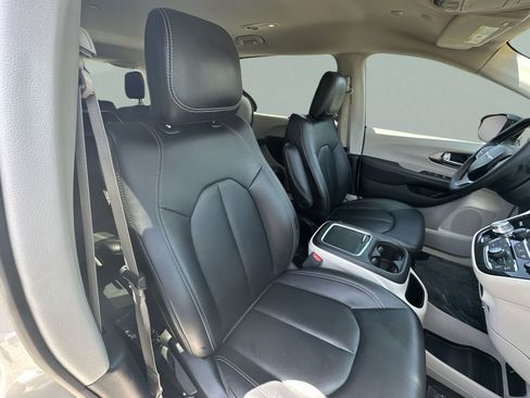 Certified 2024 Chrysler Pacifica Touring-L FWD image 38