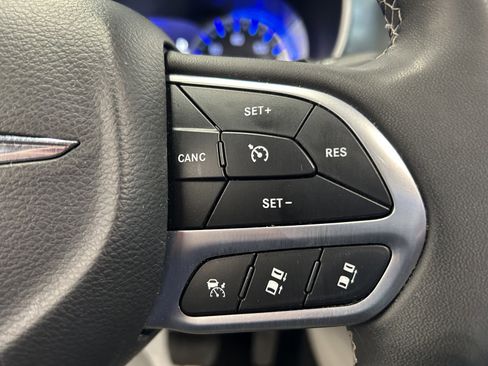 Used 2023 Chrysler Pacifica Touring-L image 24