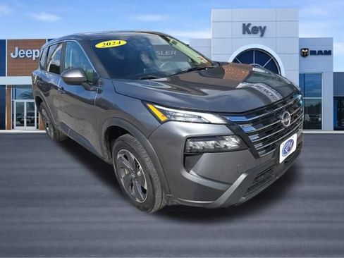 Used 2024 Nissan Rogue SV AWD/4WD image 3