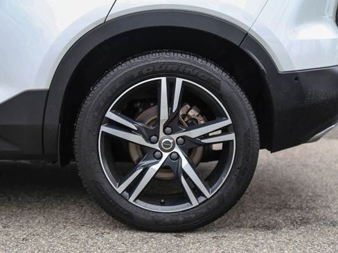 Used 2019 Volvo XC40 T4 R-Design FWD image 8
