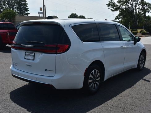 Used 2024 Chrysler Pacifica Limited FWD image 5