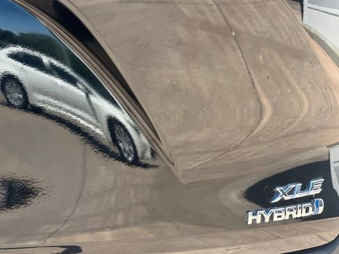 Used 2023 Toyota Sienna XLE FWD image 32
