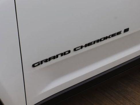 Used 2023 Jeep Grand Cherokee Altitude AWD/4WD image 9