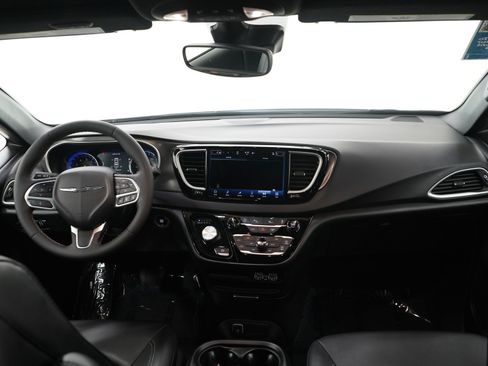 Used 2025 Chrysler Pacifica Select FWD image 14