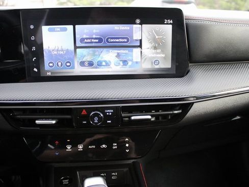 Used 2025 Nissan Kicks SR image 13