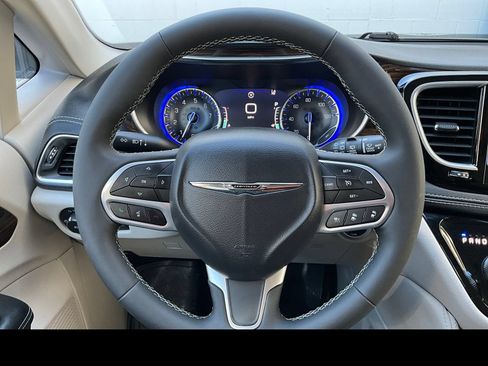 Used 2023 Chrysler Pacifica Limited AWD/4WD image 3