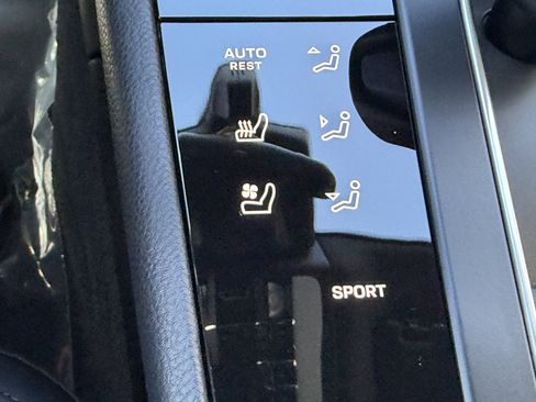 Certified 2025 Porsche Macan image 30