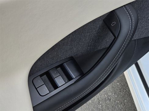 Used 2022 Tesla Model S image 11