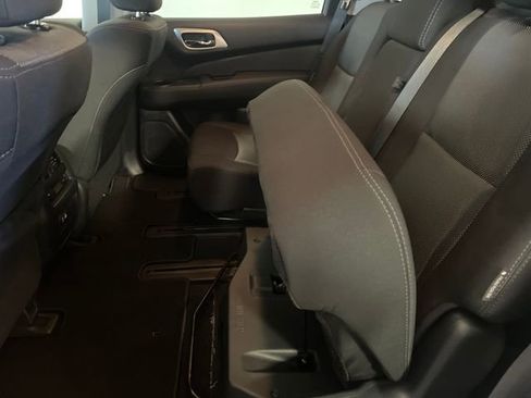 Used 2020 Nissan Pathfinder S image 32