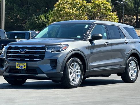 New 2026 Ford Explorer Active RWD image 8