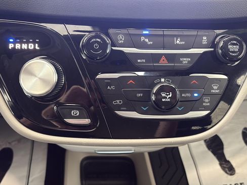 Used 2023 Chrysler Pacifica Touring-L FWD image 19
