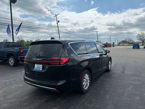 Used 2024 Chrysler Pacifica Touring-L image 4