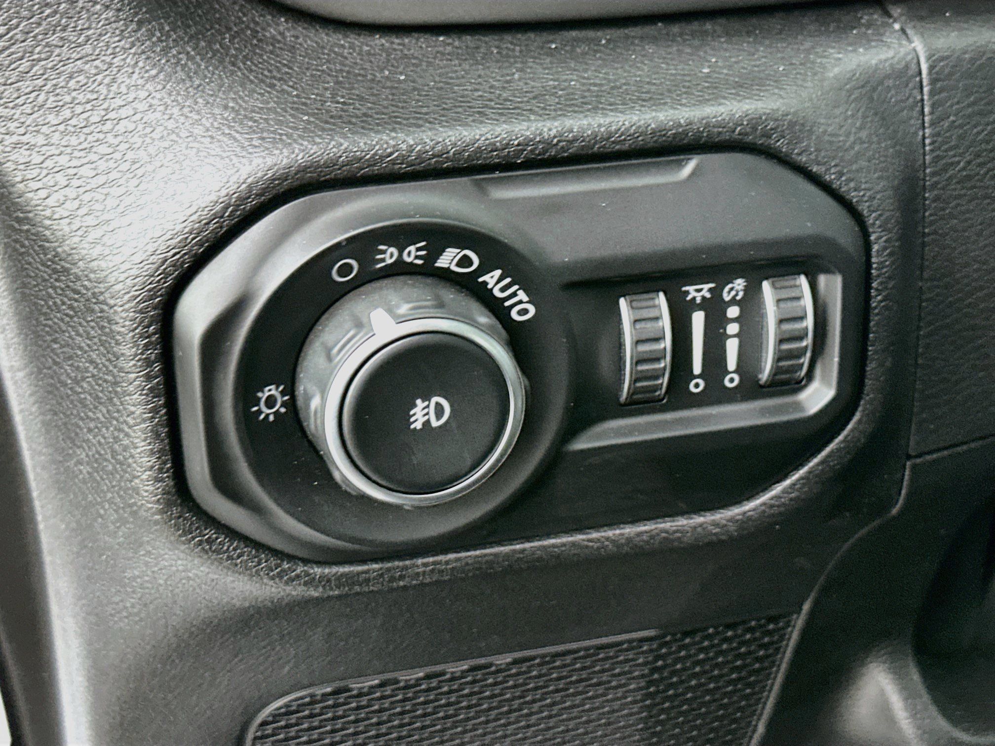 Used 2020 Jeep Wrangler Unlimited Sahara AWD/4WD image 16