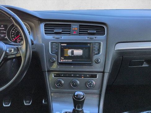 Used 2017 Volkswagen Golf S image 15