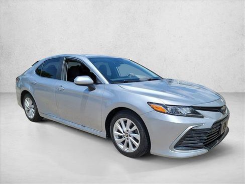 Used 2021 Toyota Camry LE FWD image 3