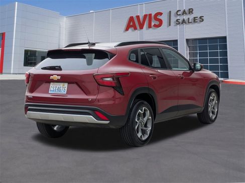 Used 2025 Chevrolet Trax LT w/ LT Convenience Package image 6