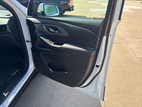 Used 2023 Chevrolet Traverse LT FWD image 25