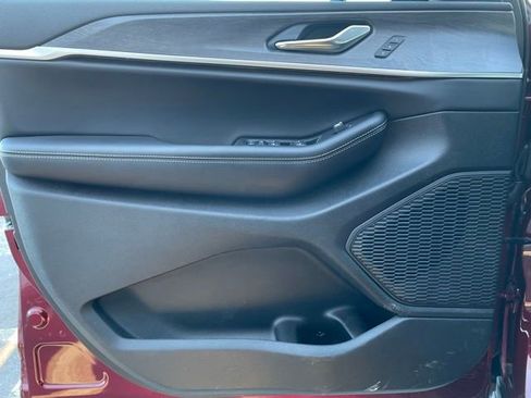 Used 2025 Jeep Grand Cherokee L Limited AWD/4WD image 10