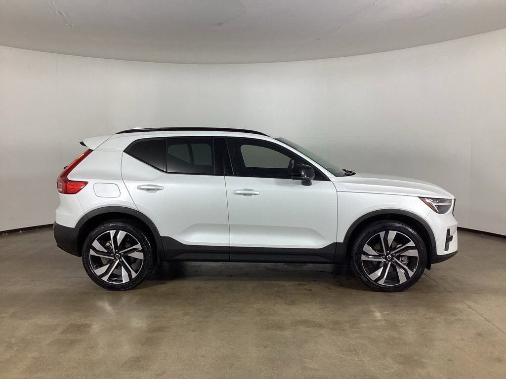 Used 2024 Volvo XC40 B5 Plus w/ Protection Package Premier AWD/4WD image 4