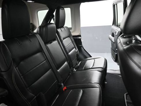 Used 2018 Jeep Wrangler Unlimited Sahara w/ Uconnect 4C Nav & Sound Group AWD/4WD image 24