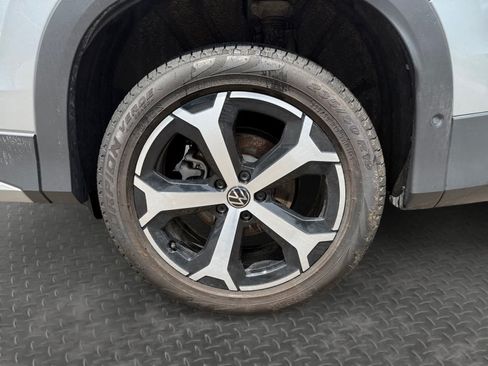 Used 2025 Volkswagen Tiguan SE AWD/4WD image 9