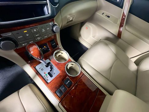 Used 2013 Toyota Highlander Limited image 26