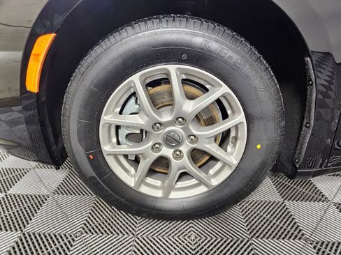 Used 2025 Chrysler Pacifica Select image 10