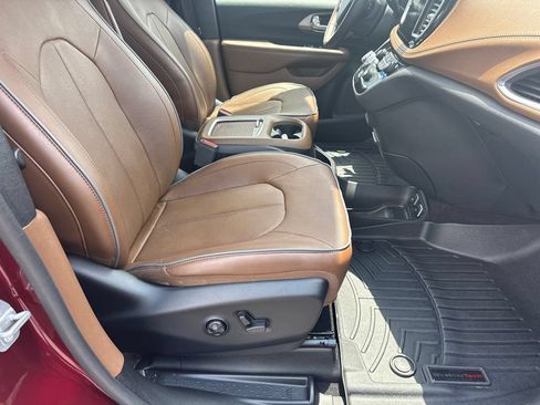 Used 2018 Chrysler Pacifica Limited FWD image 14