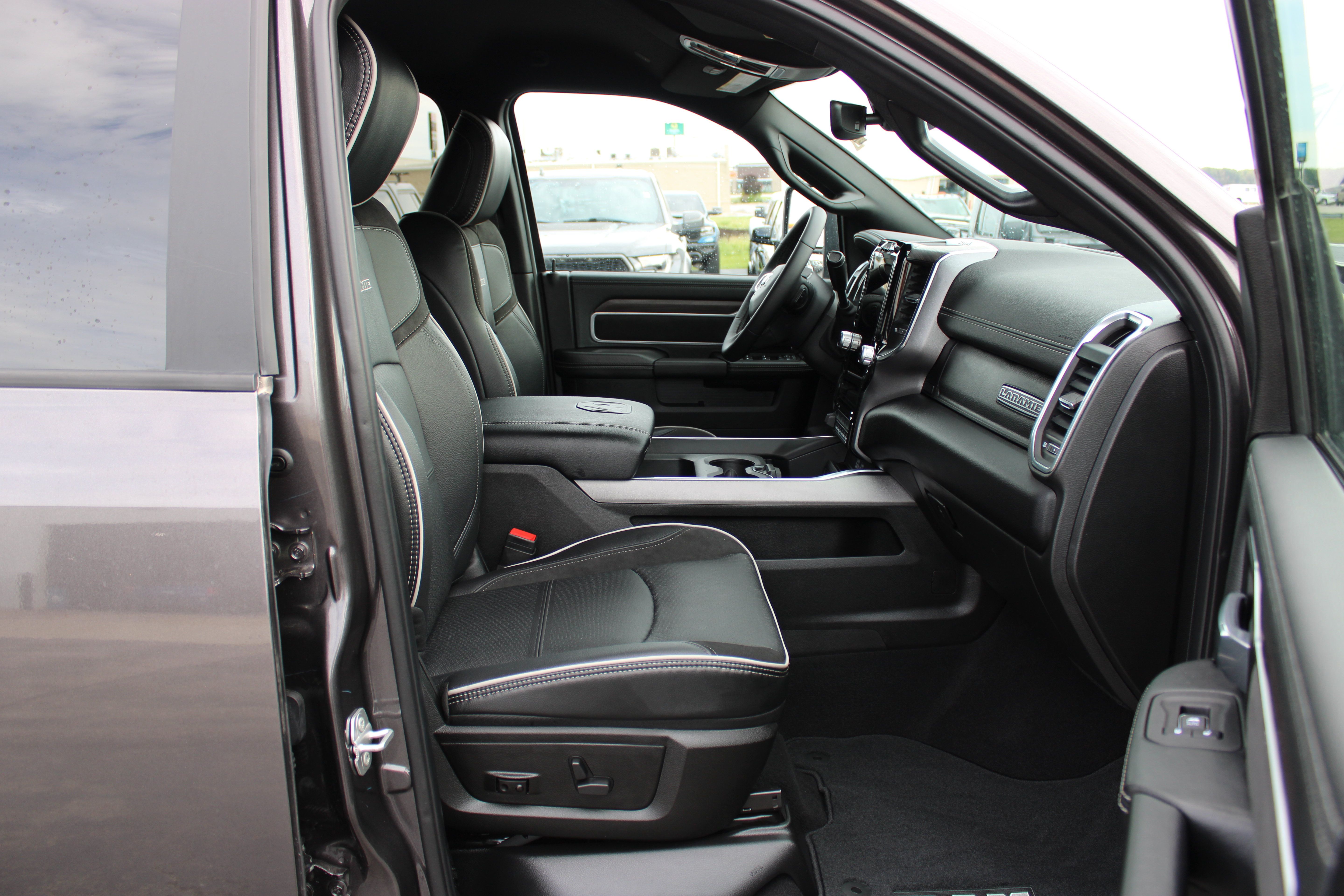 Used 2025 RAM 3500 Laramie w/ Night Edition AWD/4WD image 17