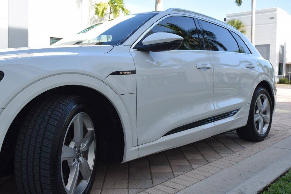 Used 2019 Audi e-tron Prestige w/ Prestige Package AWD/4WD image 16