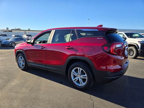 Used 2023 GMC Terrain SLE image 4