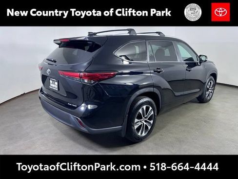 Used 2023 Toyota Highlander XLE AWD/4WD image 3