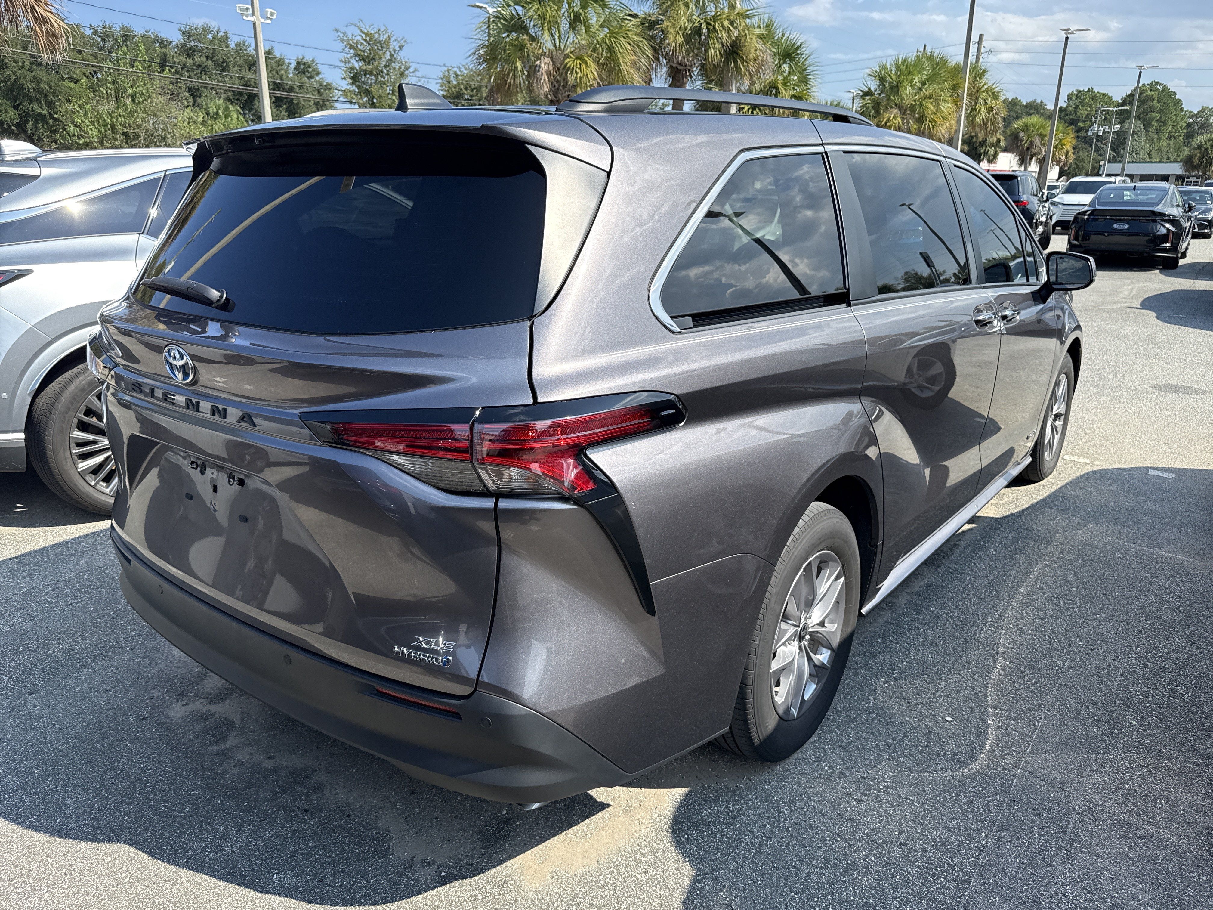 Used 2021 Toyota Sienna XLE FWD image 4