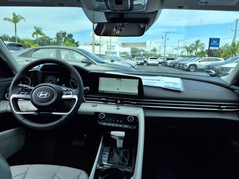 New 2025 Hyundai Elantra Limited image 17