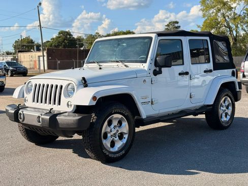 Used 2015 Jeep Wrangler Unlimited Sahara w/ Connectivity Group AWD/4WD image 5