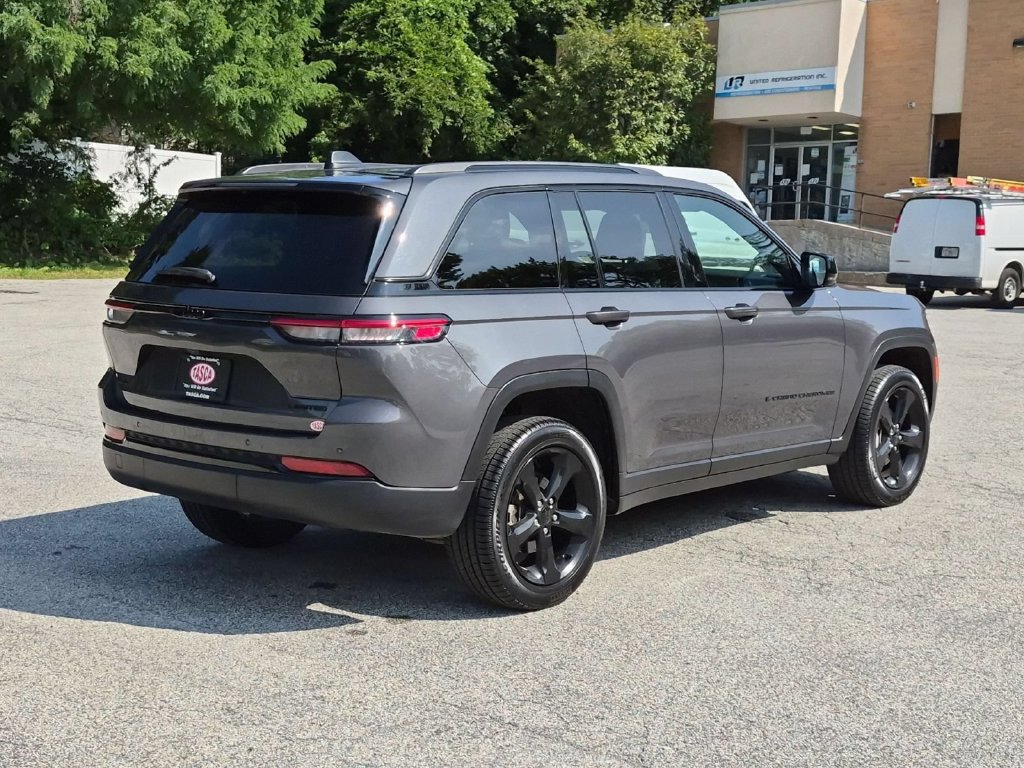 Used 2025 Jeep Grand Cherokee Limited AWD/4WD image 3